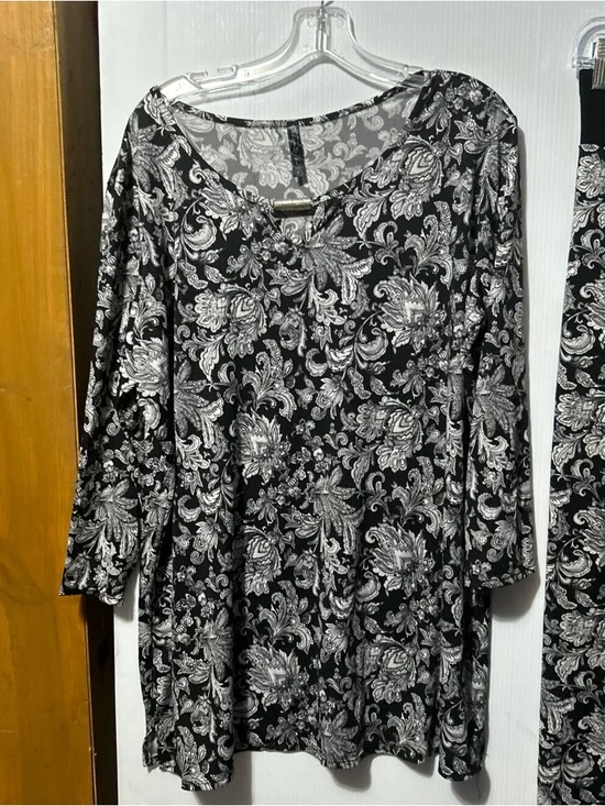 Ashley Blue Black and White Floral Paisley Maxi Pantsuit - Picture 2 of 5